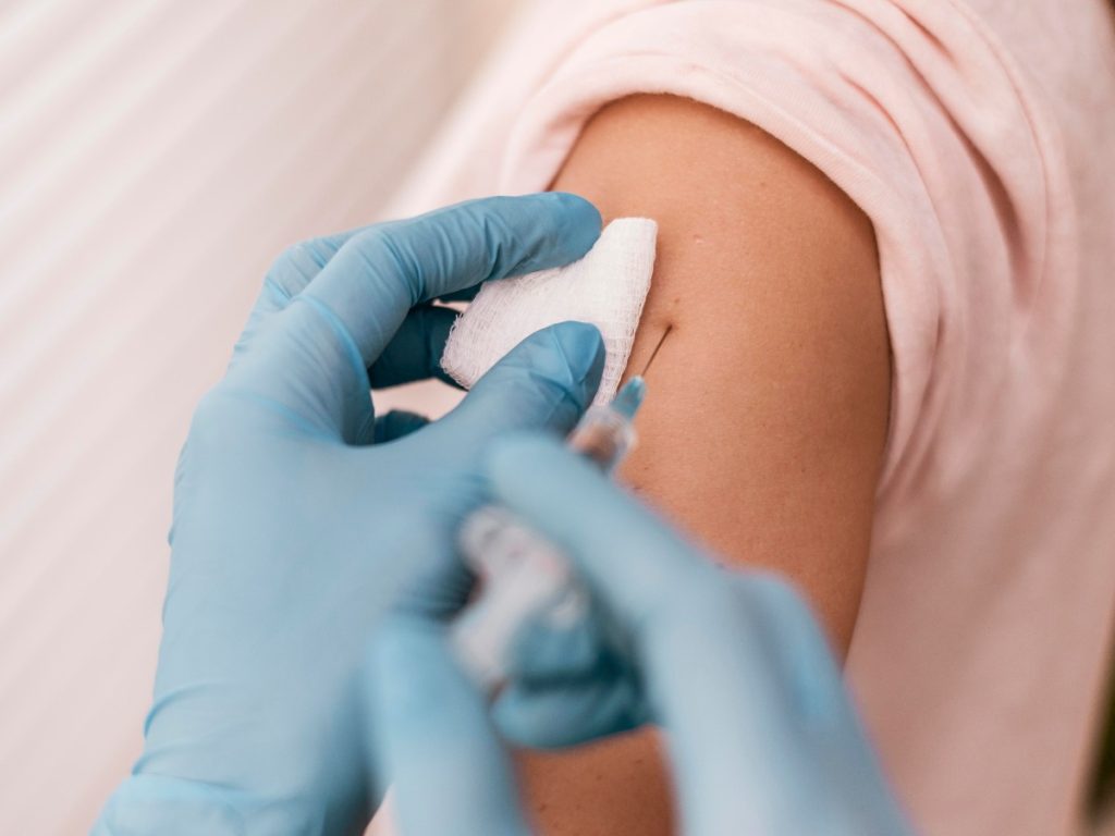 El Ministerio de Salud ofrece gratuitamente la vacuna y el certificado internacional en establecimientos habilitados del país.