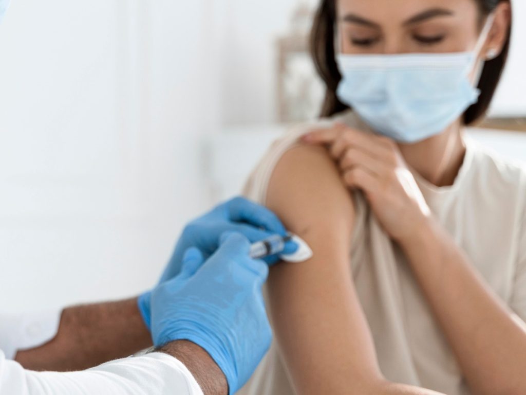 El Ministerio de Salud reporta alta cobertura de vacunación contra el sarampión y mantiene vigilancia por dengue y otras enfermedades.
