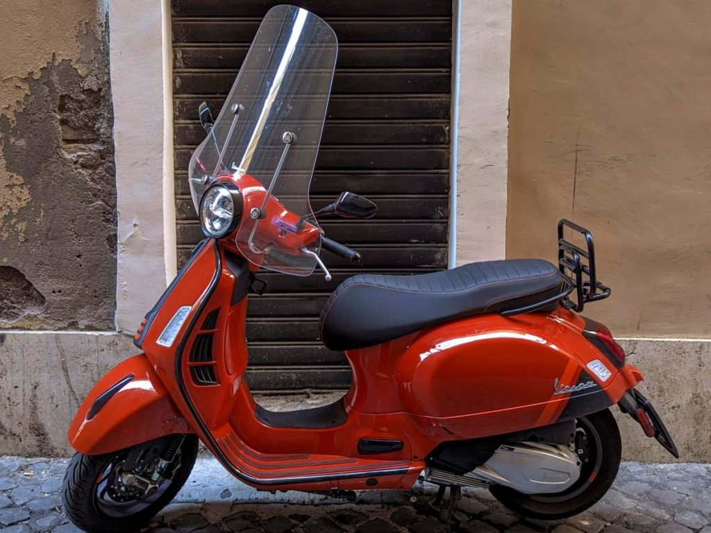 vespa-italia-roma-carretera-mujer-moto