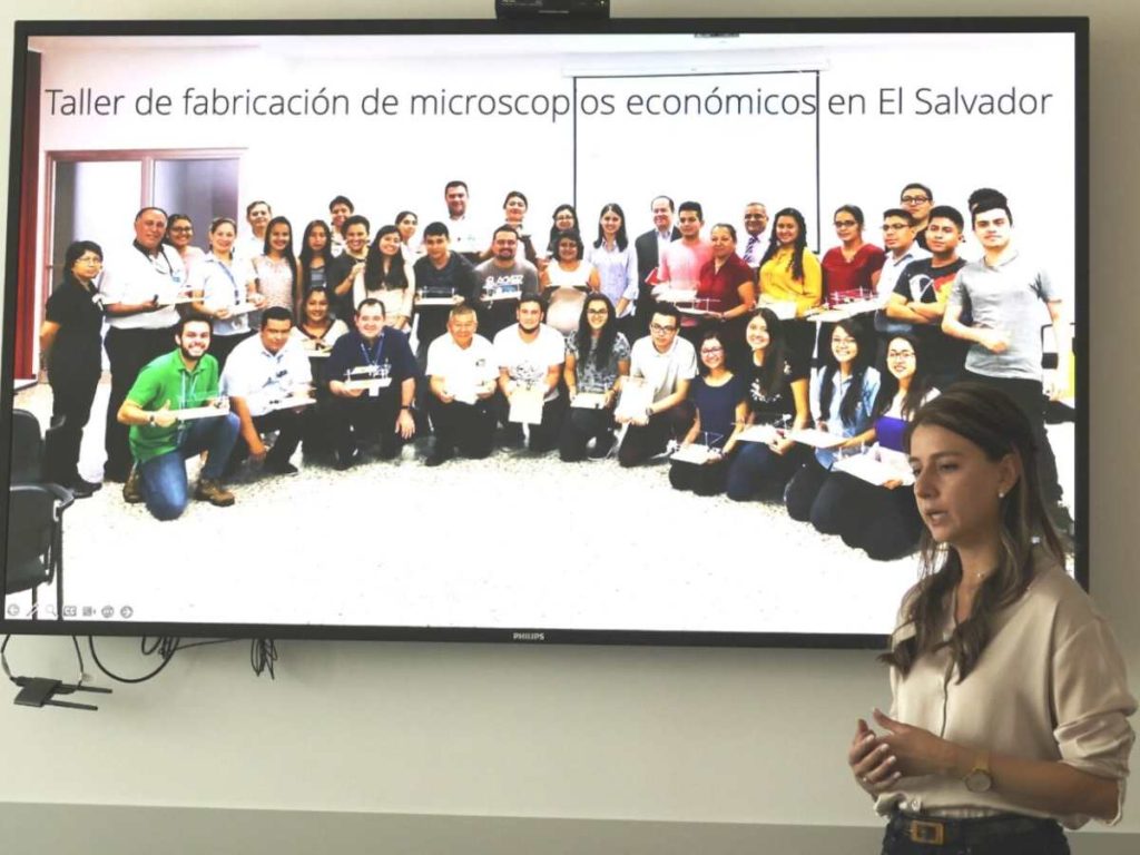 Deneke también impulsa iniciativas para acercar la ciencia a estudiantes y docentes en El Salvador.