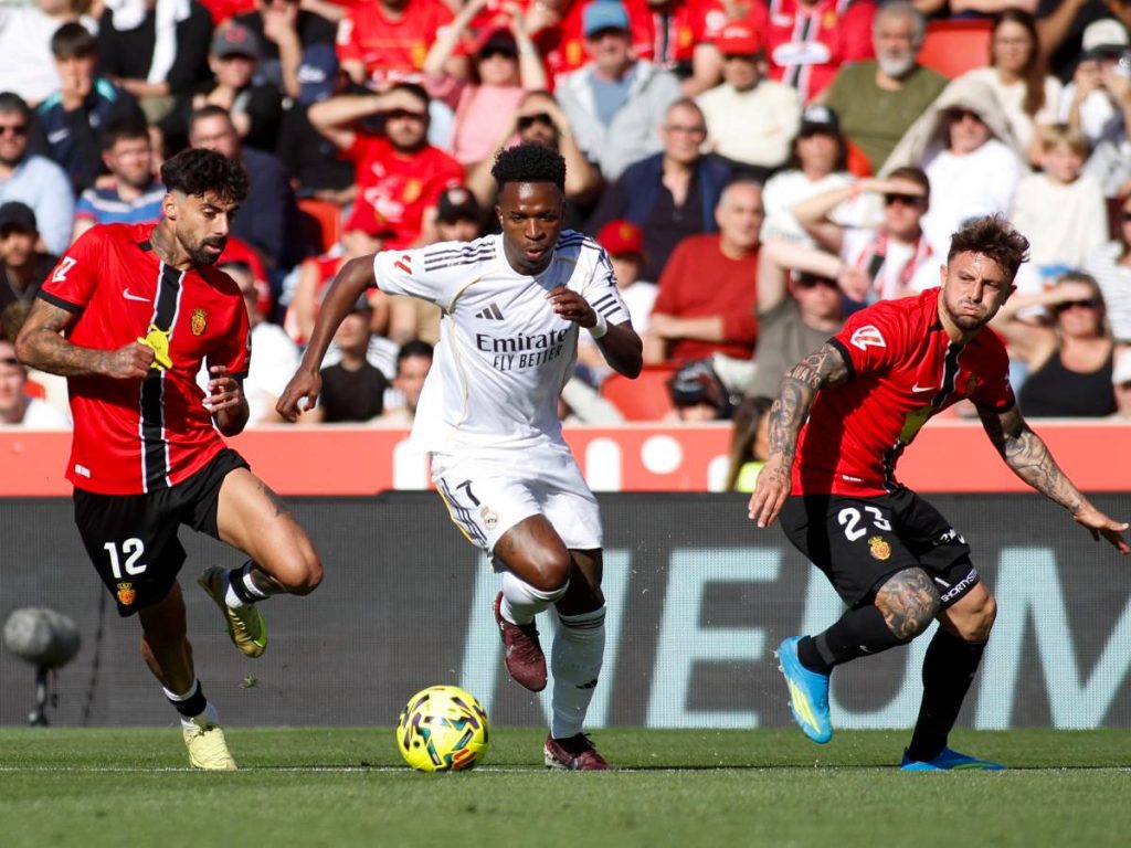 Vinicius Junior controla el balón contra el Mallorca. Foto AFP