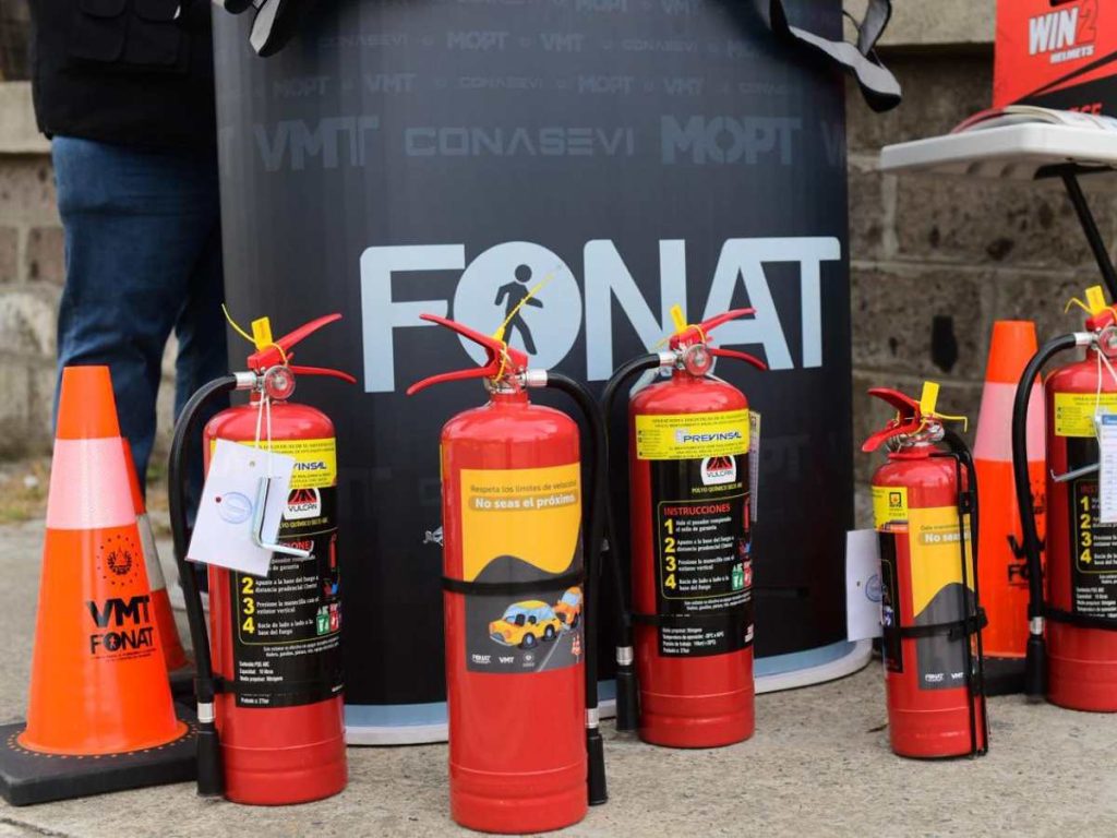 Extintores y cascos certificados forman parte de los implementos entregados en plena temporada alta.