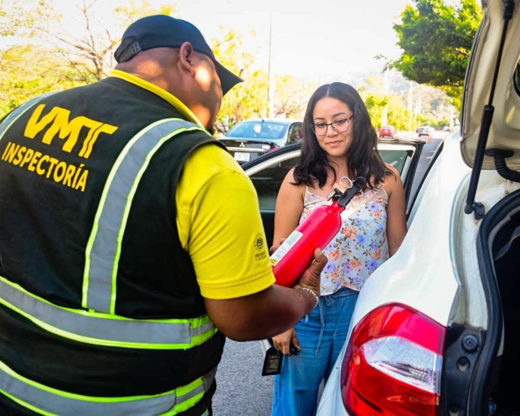 Autoridades buscan reducir accidentes con entrega de equipo de seguridad en puntos estratégicos del país.