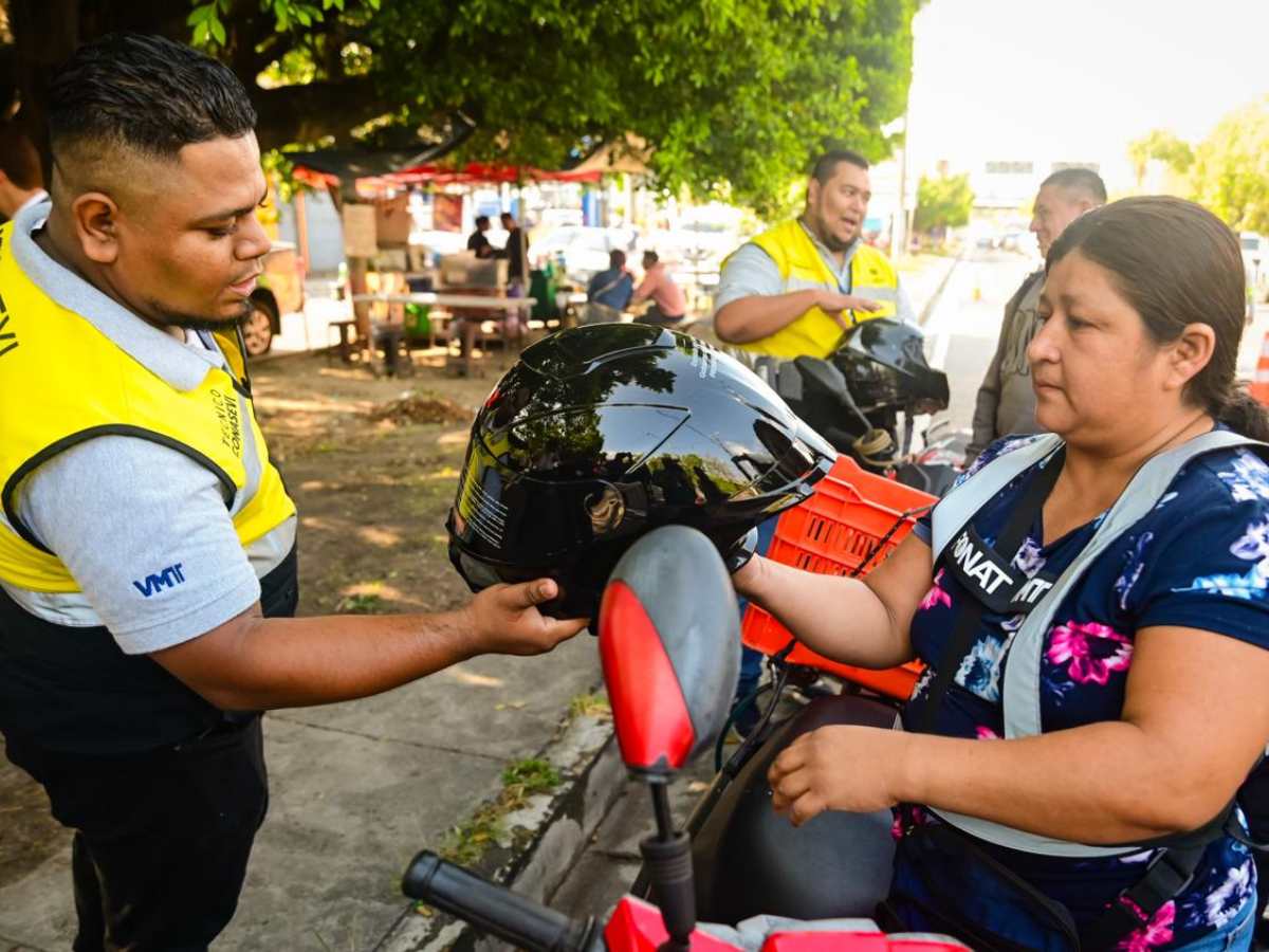 Autoridades entregan cascos certificados, conos y extintores durante controles vehiculares en carretera al Puerto de La Libertad.