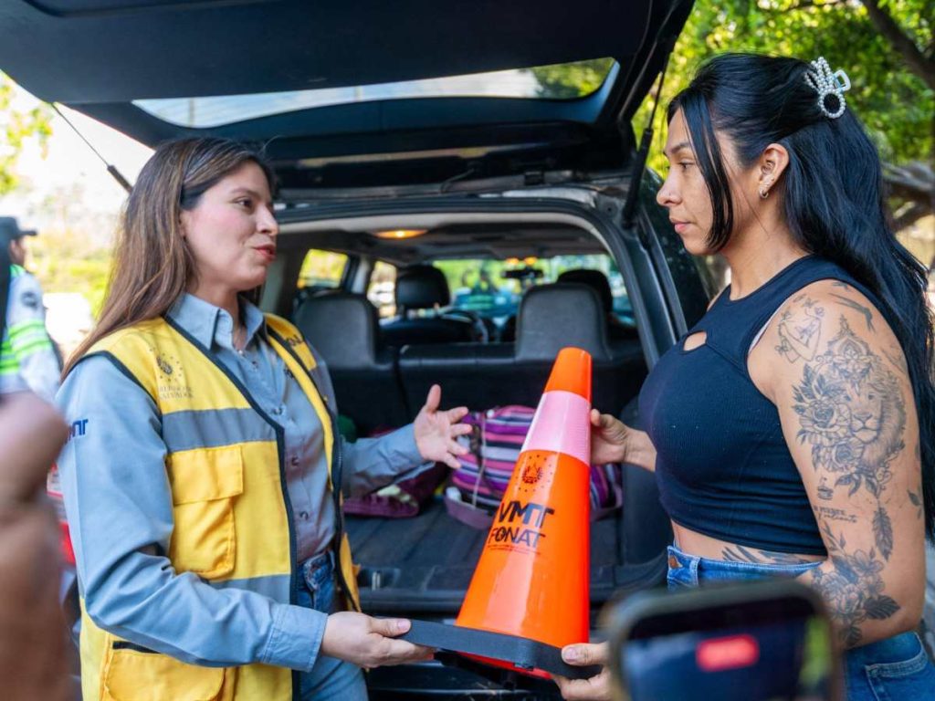 Operativos en rutas hacia playas incluyen distribución de insumos para una conducción más segura.