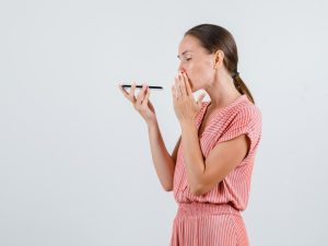 El uso excesivo de la voz, especialmente en docentes, incrementa el riesgo de padecer trastornos vocales.