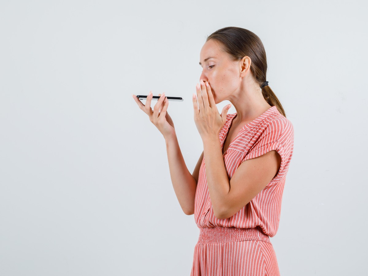 El uso excesivo de la voz, especialmente en docentes, incrementa el riesgo de padecer trastornos vocales.