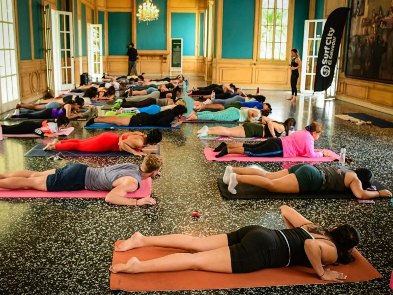 Participantes practican yoga en el Salón de Honor de la ex Casa Presidencial en San Jacinto.