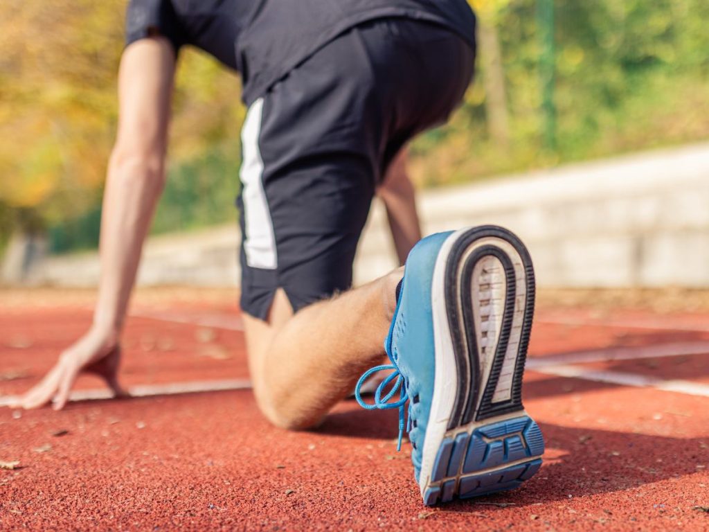 Cambiar los zapatos deportivos entre 500 y 800 km ayuda a mantener la amortiguación y reducir el impacto en articulaciones durante cada entrenamiento.