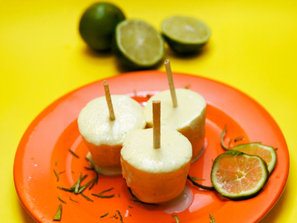 Paletas cremosas de limón.