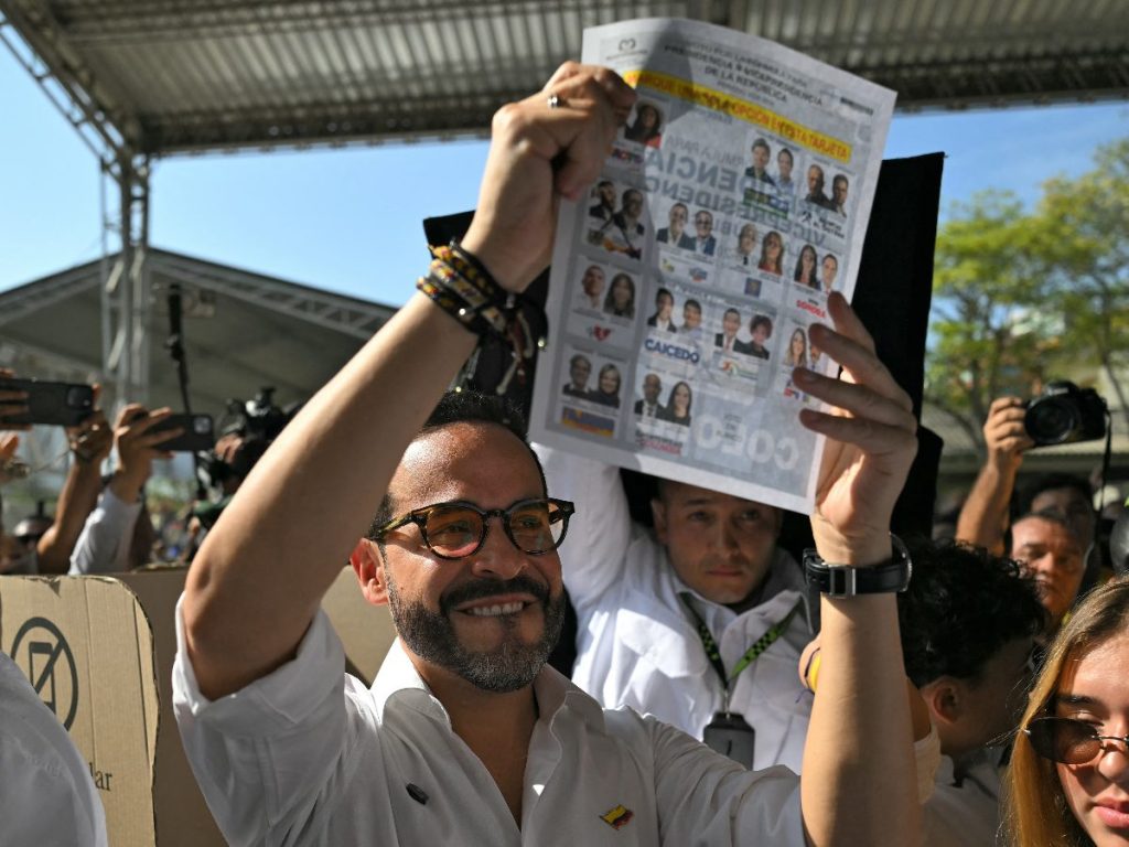El candidato presidencial colombiano Abelardo de la Espriella, del movimiento Salvadores de la Patria, muestra su papeleta mientras vota en un colegio electoral durante las elecciones presidenciales en Barranquilla, Colombia, el 31 de mayo de 2026.