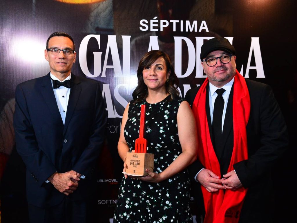 Alquimia Coffee recibió el Tenedor Rojo a Coffee Shop del Año durante la gala gastronómica. 