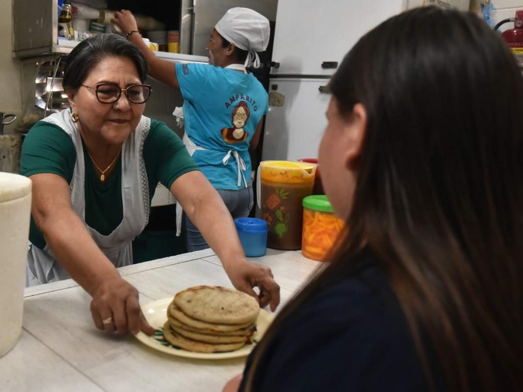 Doña Amparo Hernández de Alas tiene más de 40 años trabajando en el Mercado Central de San Salvador.