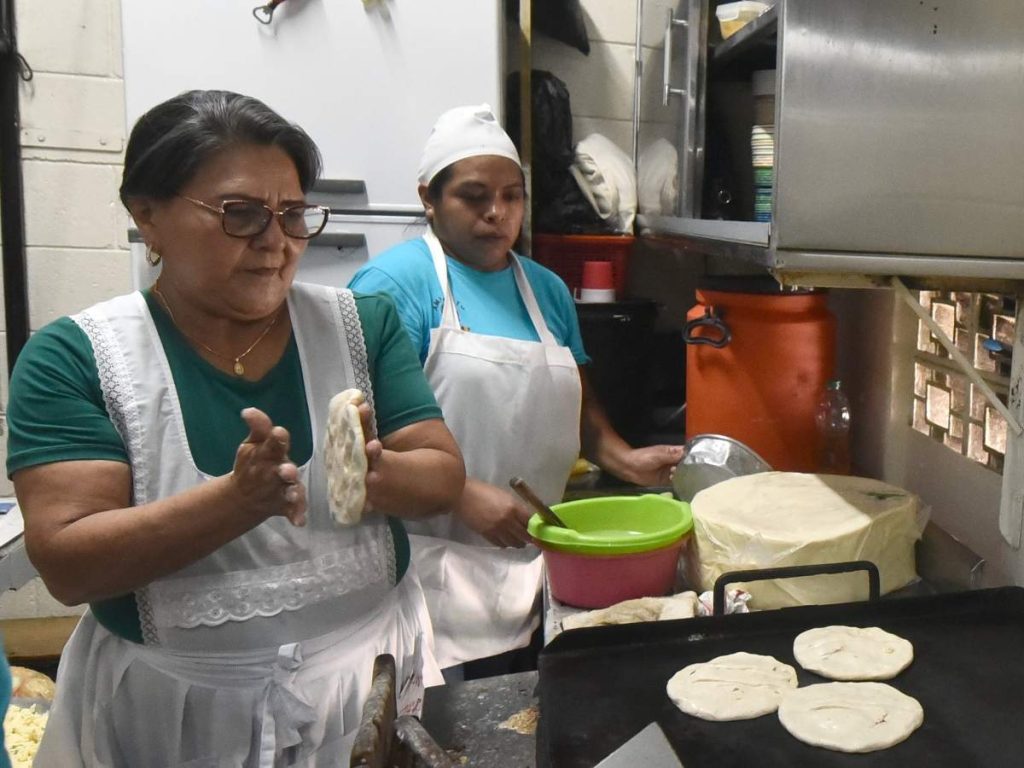 La pupusería “Amparito” mantiene recetas tradicionales que la familia ha trabajado por más de 40 años.

