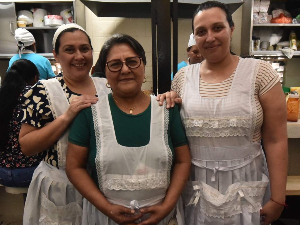 La familia de doña Amparo mantiene vivo el negocio que inició hace más de cuatro décadas.