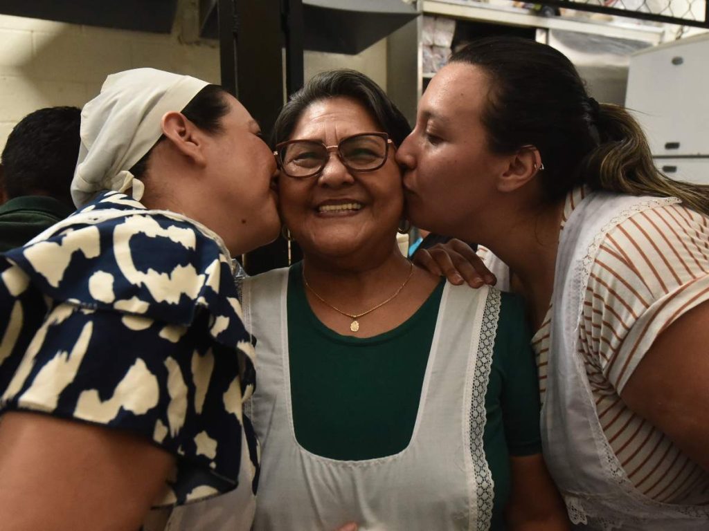 Generaciones de clientes continúan visitando la pupusería “Amparito” en el Mercado Central.


