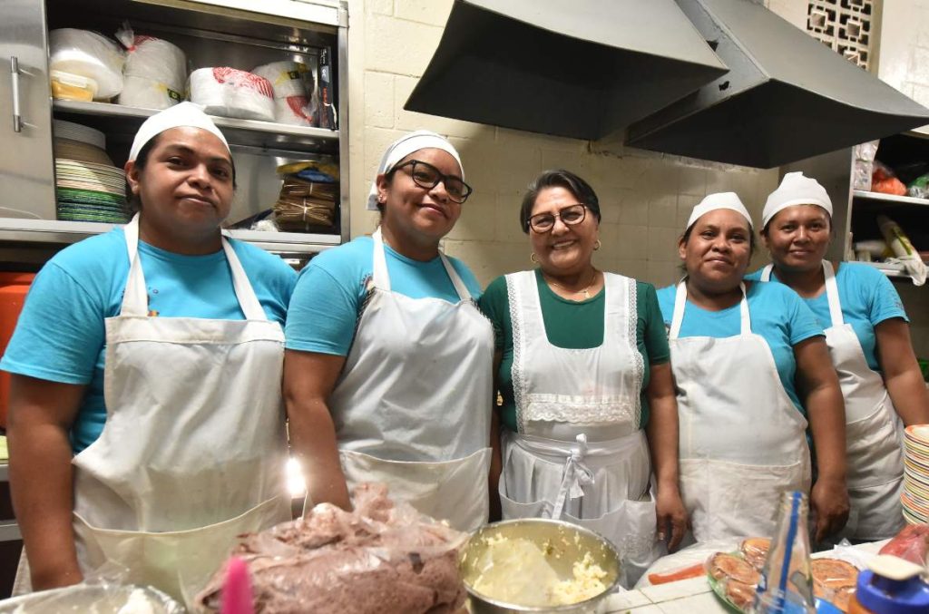 Los fines de semana, “Amparito” recibe decenas de clientes que llegan por sus tradicionales pupusas.