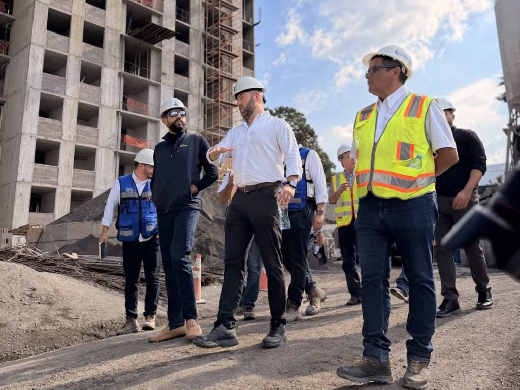Autoridades realizaron una visita técnica a Apartamentos Centré, proyecto que registra 71.02 % de avance en San Salvador.