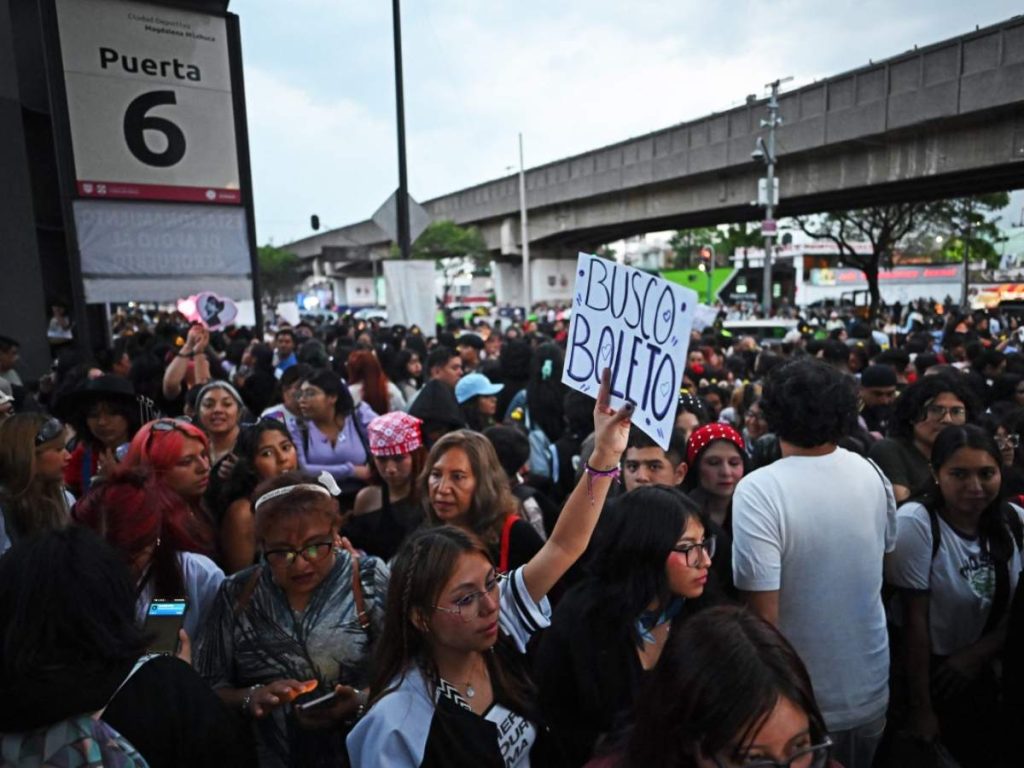 El ARMY mexicano convirtió los alrededores del recinto en una fiesta morada con pancartas, lightsticks y cánticos para BTS.