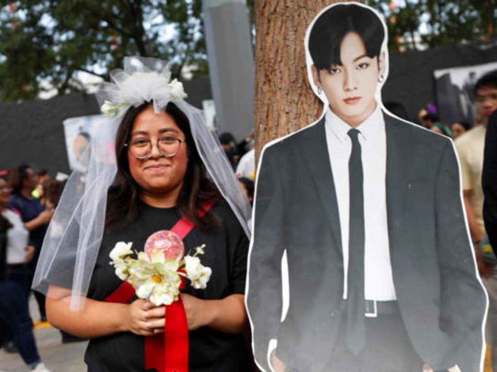 Más de 60 mil personas asistieron al primer concierto de BTS en Ciudad de México, marcado por la emoción y la euforia colectiva.