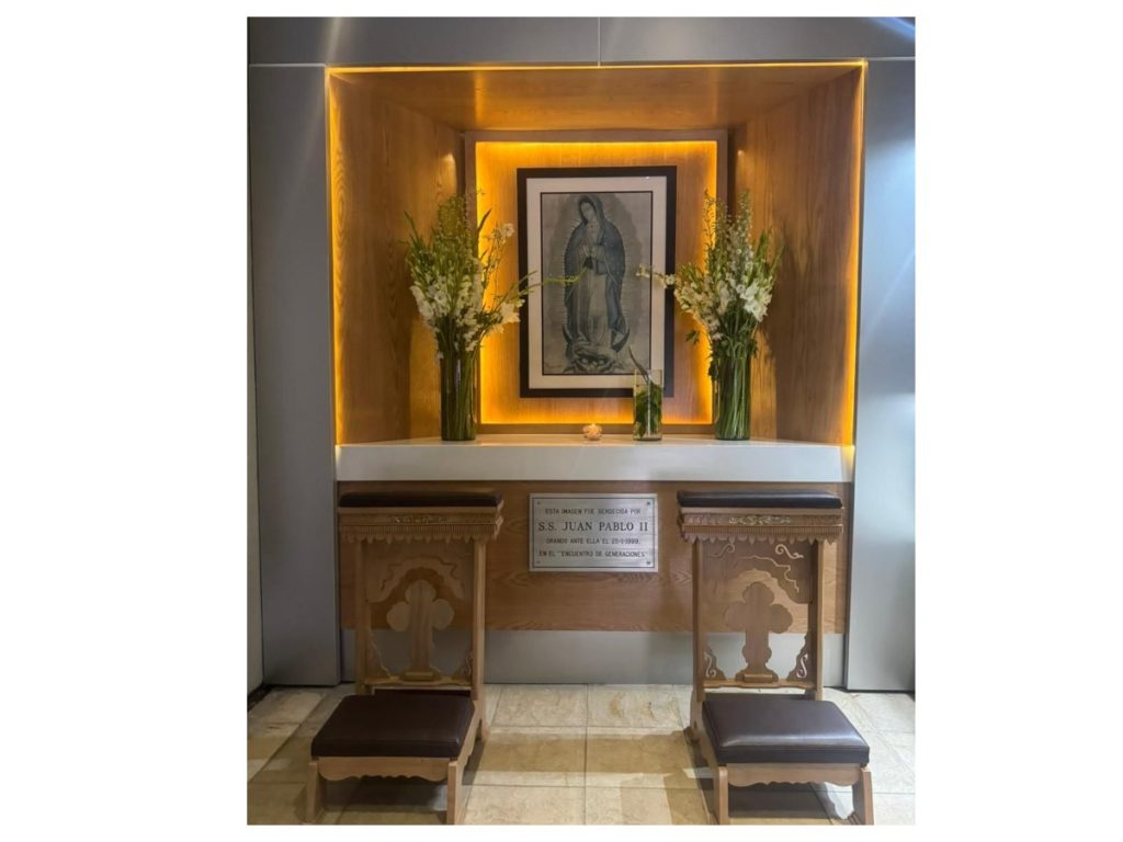 Capilla del Estadio Banorte, con imagen de la Virgen de Guadalupe y una placa que recuerda la bendición de San Juan Pablo II.