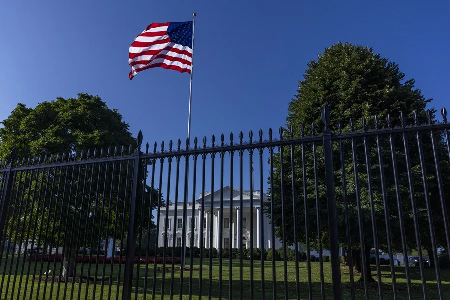 Periodistas fueron trasladados a zonas seguras luego de que se escucharan detonaciones cerca de la Casa Blanca en Washington.