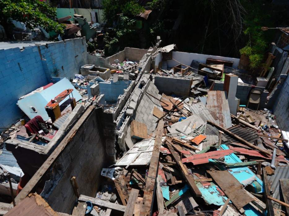 Cuadrillas del Ministerio de Vivienda demolieron viviendas en la comunidad Nicaragua 3, en San Salvador Centro.