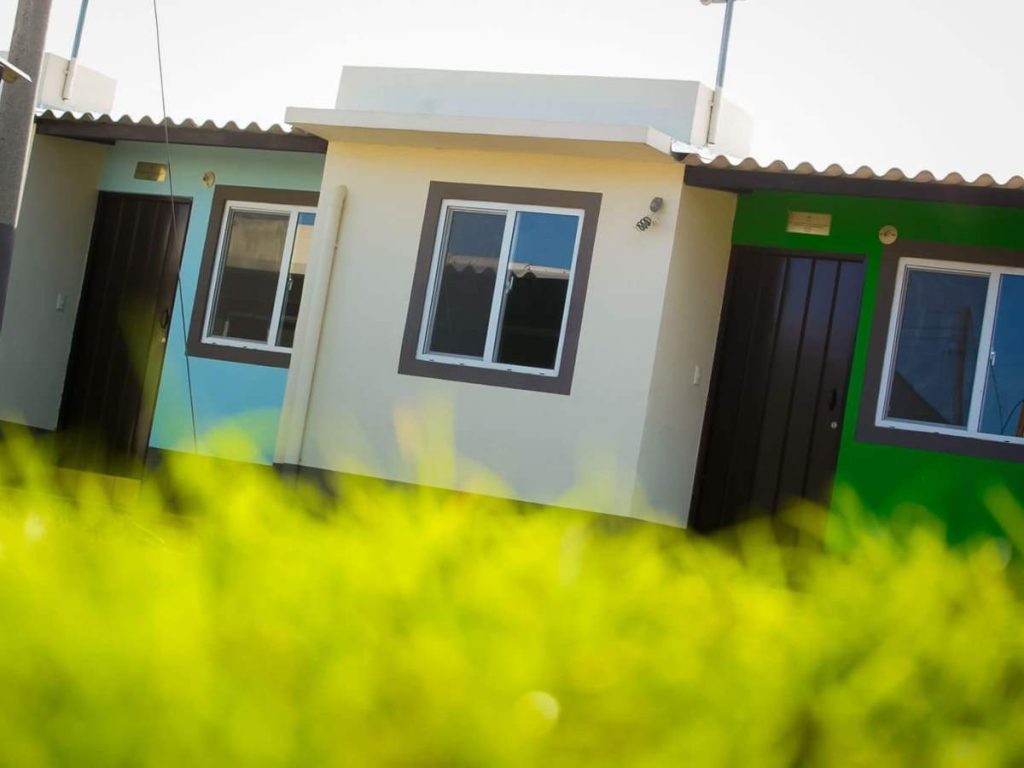 Los créditos de FONAVIPO están dirigidos a familias salvadoreñas de ingresos bajos y medios que buscan adquirir vivienda propia.