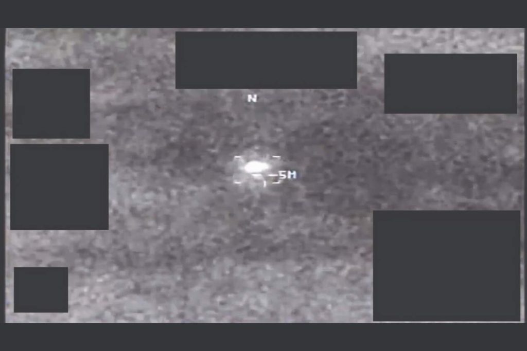 Imágenes presuntamente obtenidas por un sensor infrarrojo a bordo de una plataforma militar de Estados Unidos que operaba dentro del área de responsabilidad del Comando Central estadounidense en 2021. Un usuario subió este video a una red clasificada en junio de 2024.