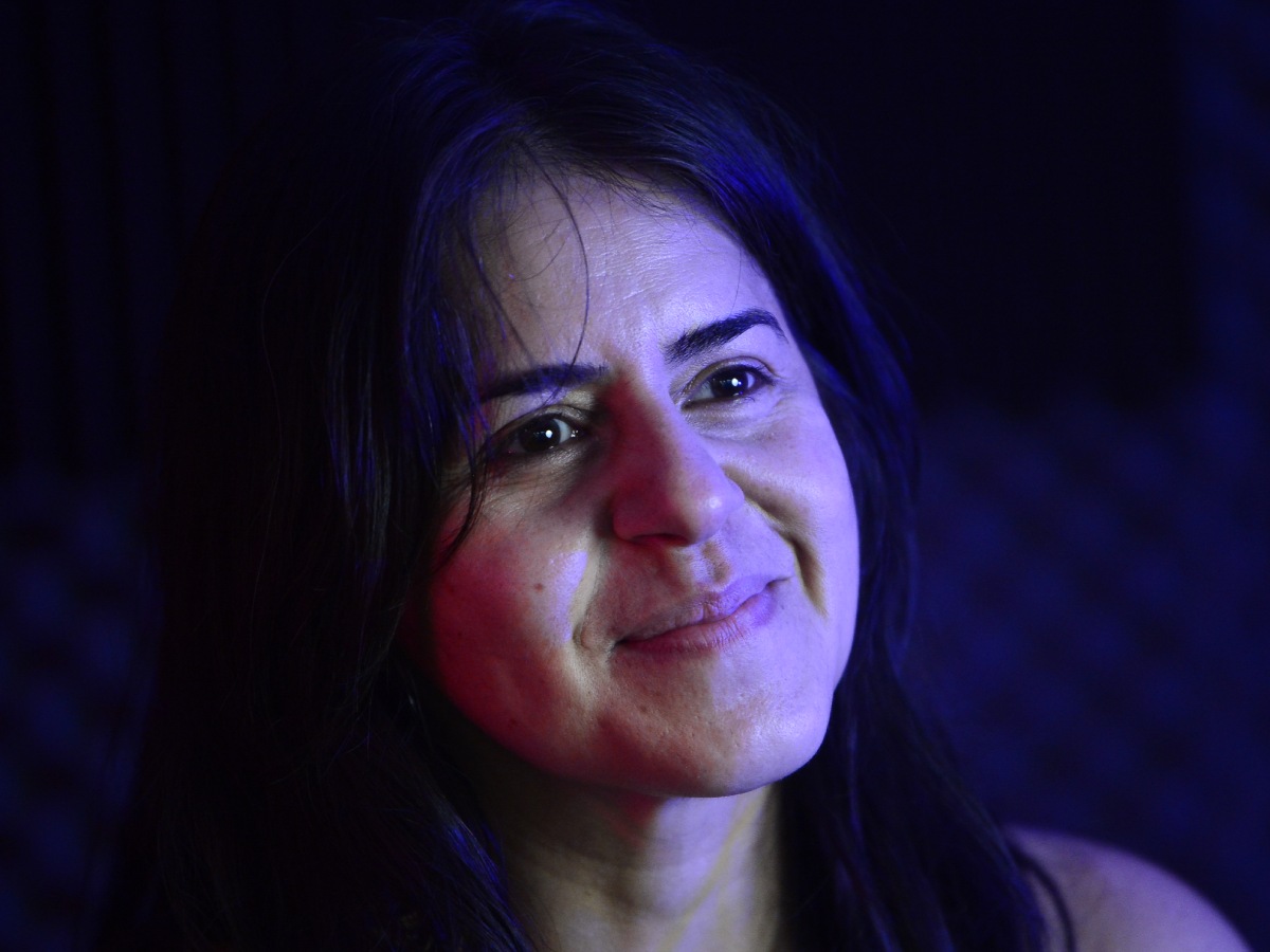 Egly Larreynaga, directora y fundadora de La Cachada Teatro, destaca el poder del arte como herramienta de transformación social y sanación colectiva. Fotografía/ Jessica Orellana