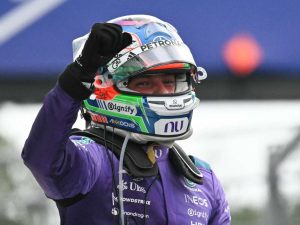 El piloto italiano de Mercedes, Kimi Antonelli, celebra su victoria en el Gran Premio de Fórmula 1 de Miami 2026