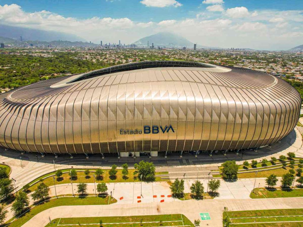 Estadio BBVA, sede mundialista en Monterrey, alberga una capilla moderna con una imagen de la Virgen del Roble.