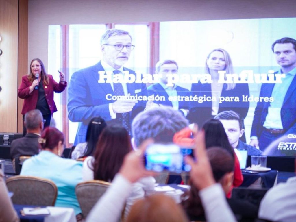 Claudia Menjívar durante su ponencia “Hablar para influir”, donde compartió claves de comunicación estratégica para fortalecer el liderazgo empresarial en la región.