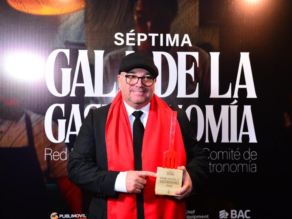 Federico Bolaños recibió el Premio Nacional de Gastronomía por su aporte al café salvadoreño.