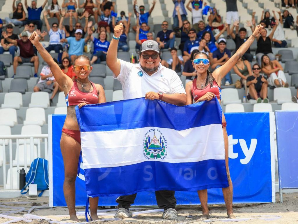 Giselle Rendón y Débora Medina se consagraron bicampeonas centroamericanas en la categoría sub-17 de voleibol playa. Foto Cortesía INDES