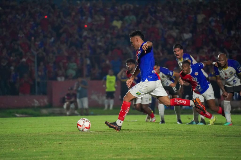 Rafael Tejada anota el penal ante Limeño. Foto Primera División