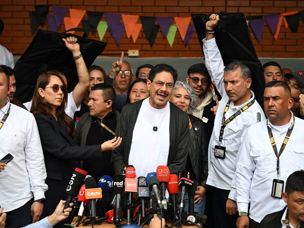 El candidato presidencial colombiano del partido gobernante Pacto Histórico, Iván Cepeda, habla tras votar en un colegio electoral durante las elecciones presidenciales en Bogotá el 31 de mayo de 2026.