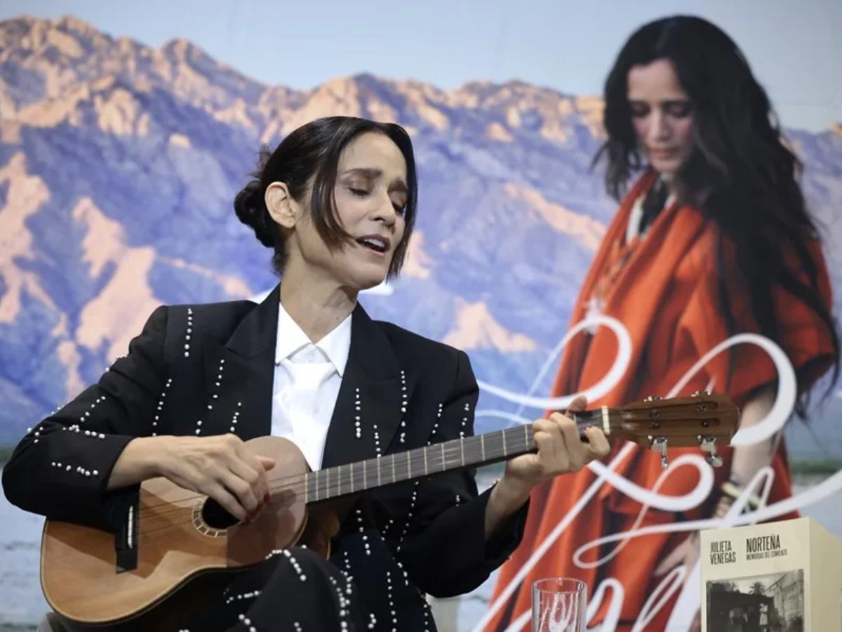 La mexicana Julieta Venegas, canta durante la presentación de su libro y álbum discográfico titulados 'Norteña', en Ciudad de México (México).