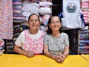 Marta Martínez y su hija Vilma, fundadoras del puesto 395 del Mercado Central, llevan más de cinco décadas atendiendo el mismo lugar donde iniciaron en 1975.