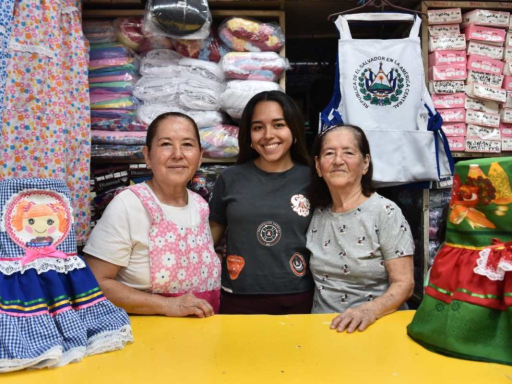 La hija de Vilma ya comienza a aprender el negocio familiar, asegurando que la tradición continúe en el futuro.