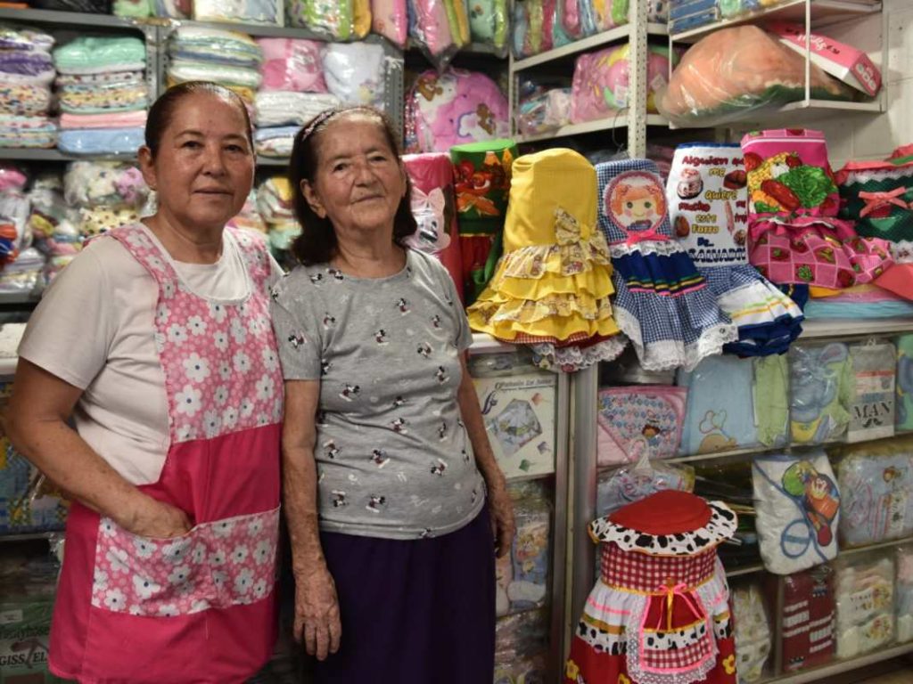 Vilma Martínez continúa con la tradición familiar, atendiendo con dedicación a clientes en el mismo puesto donde inició junto a su madre en 1975.