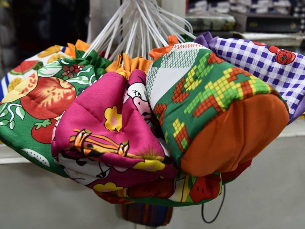 Ropa, manteles y artículos para el hogar siguen siendo ofrecidos por la familia Martínez, combinando trabajo diario con la historia del mercado.