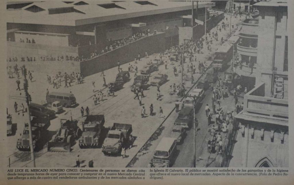 Primeros momentos de venta en el Mercado Central, con comerciantes acomodando mercadería y clientes recorriendo los pasillos.