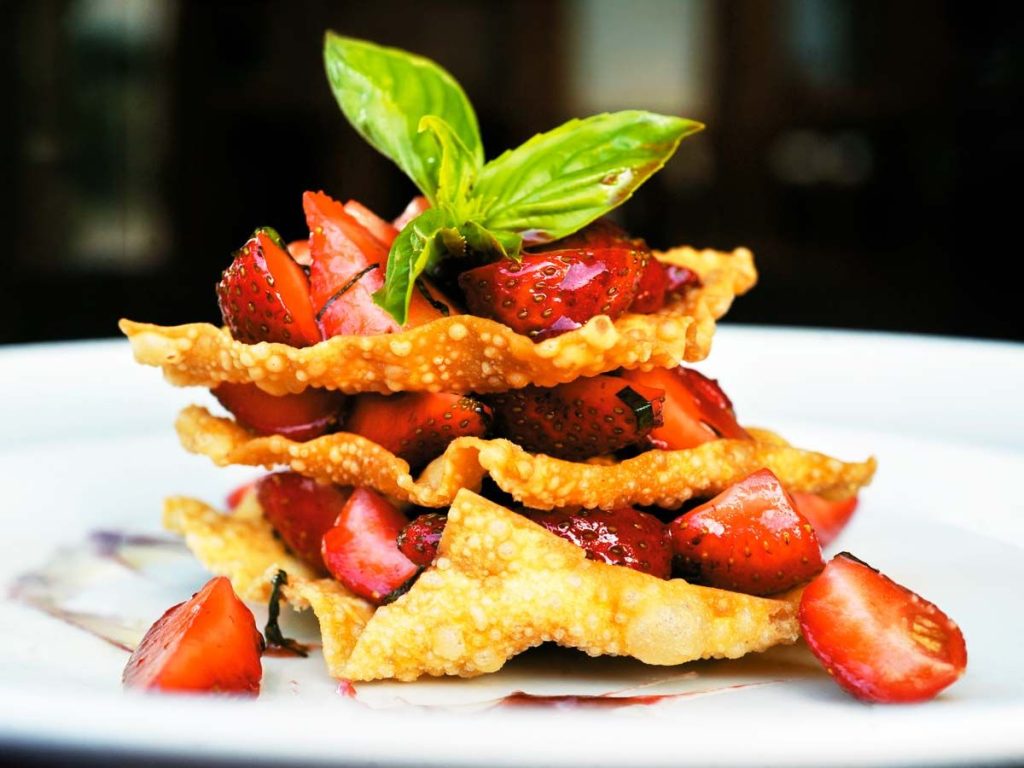 Milhojas de fresas con oliva y albahaca.