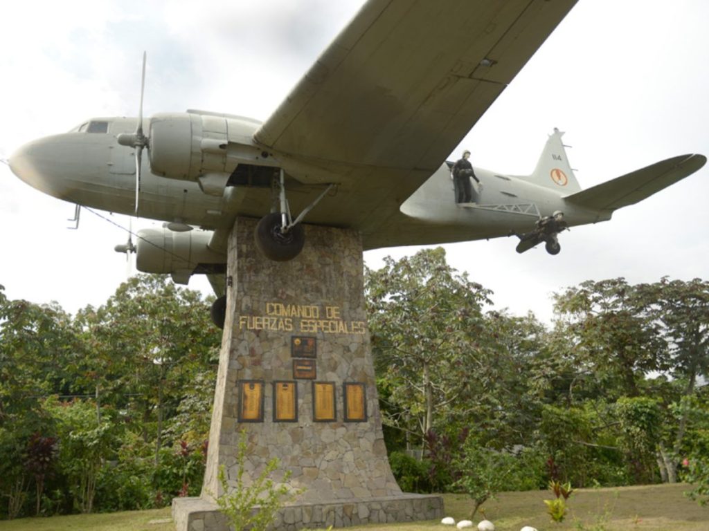 El Douglas C-47 Skytrain permanece sobre el bulevar del Ejército desde 1988.