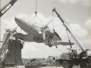 Conocé la historia del avión ubicado sobre el bulevar del Ejército, un monumento al paracaidista salvadoreño
