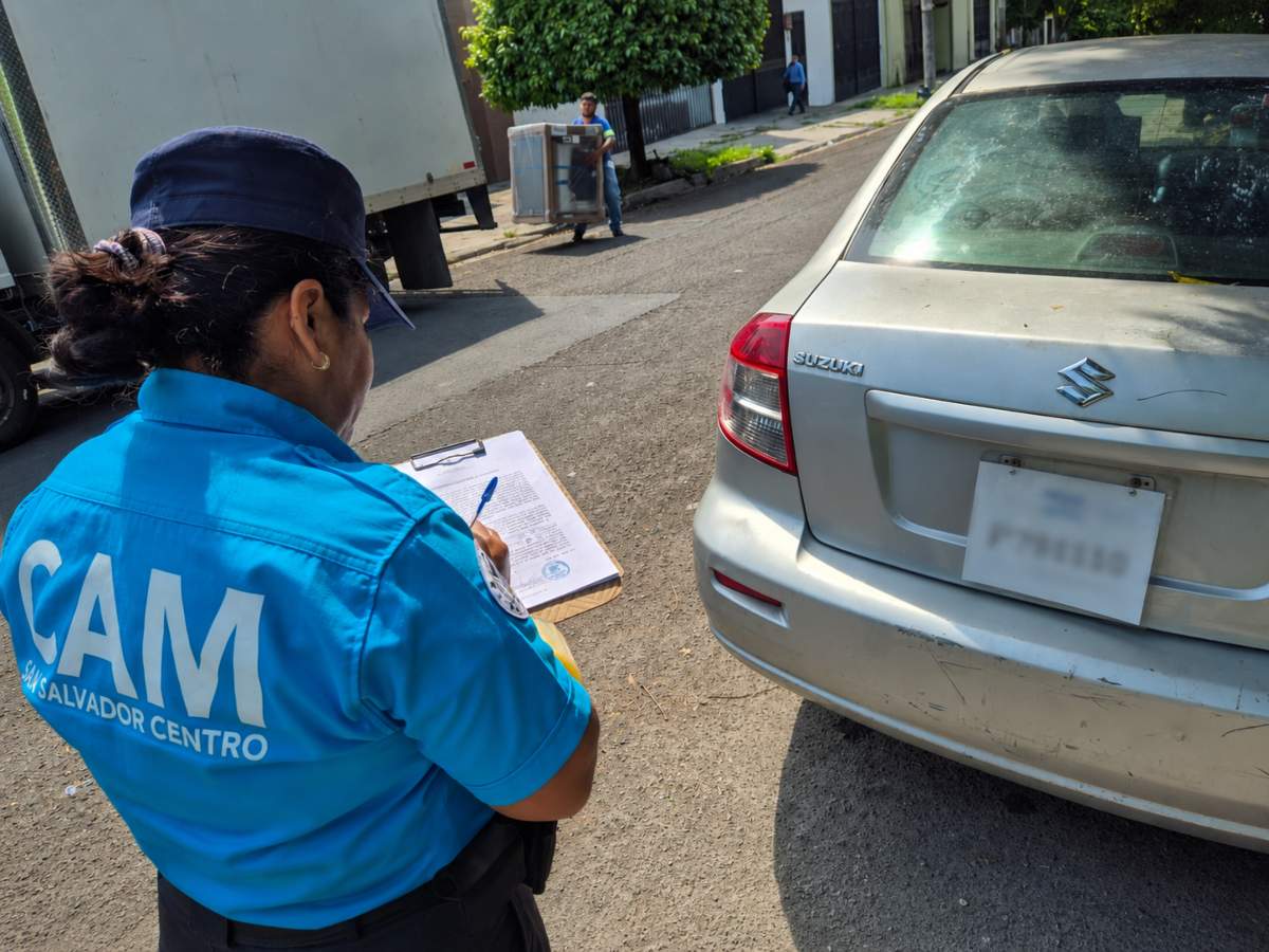 Multas-agentes del CAM-carro abandonado