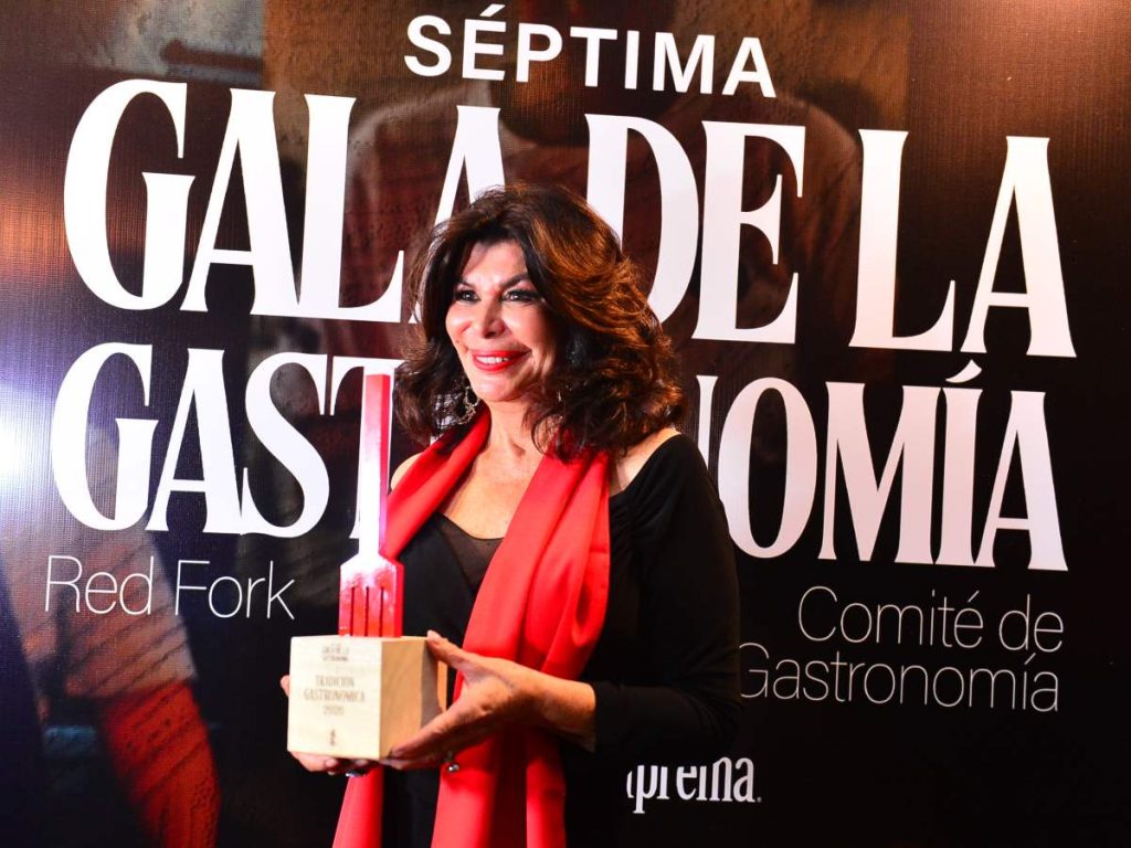Olga Miranda recibió el Tenedor Rojo a la Tradición Gastronómica por su legado culinario.