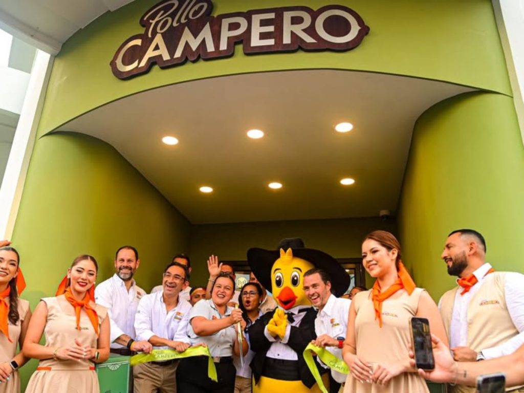 El restaurante combina elementos modernos con detalles inspirados en la arquitectura tradicional del centro capitalino.