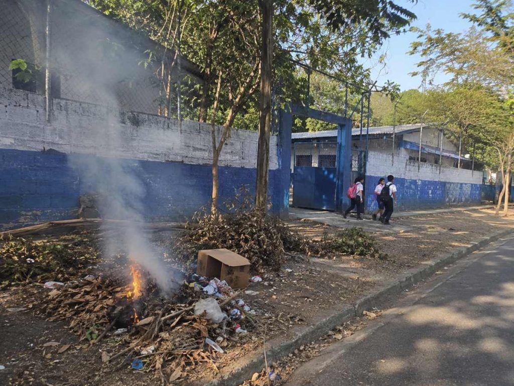 Quema de basura en centros educativos